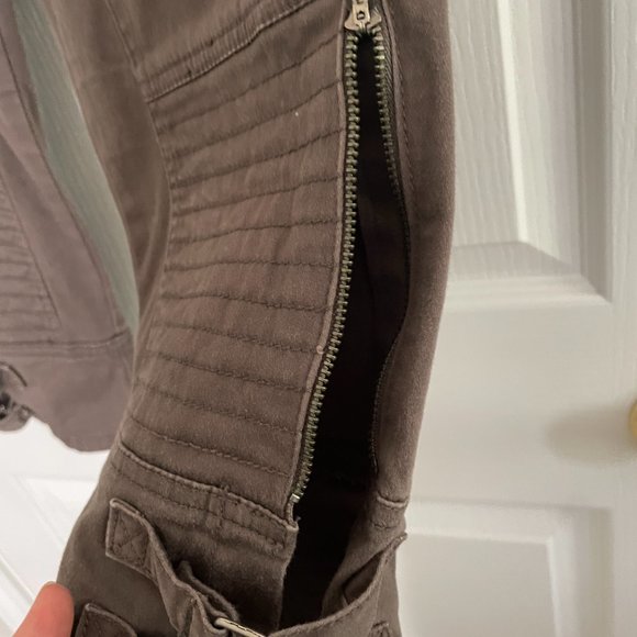 BCBGirls Taupe Capri Pants - SZ4 - NWOT - Picture 3 of 5